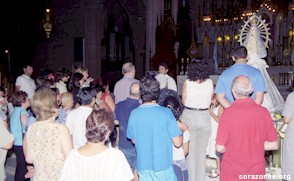El sacerdote ora y bendice a los peregrinos en Lujan