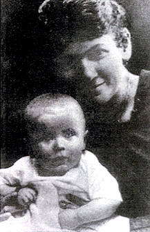 Doña Emilia con su hijo Carol