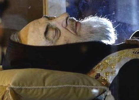 Luego de 40 años el cadáver fue exhumado y puesto en una urna de cristal para ser venerado por los fieles