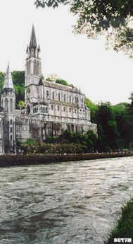 La basílica desde el río Gave