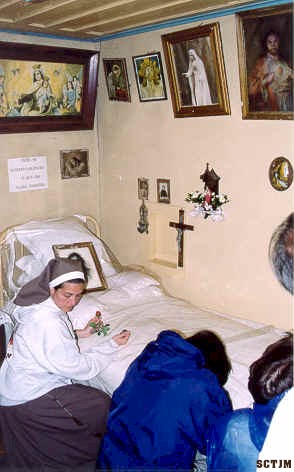Madre Adela ora en el dormitorio de Alejandrina